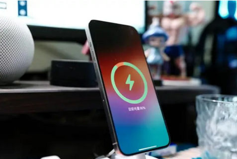 邹平苹果15换屏服务分享用什么充电器给iPhone15充电更好 